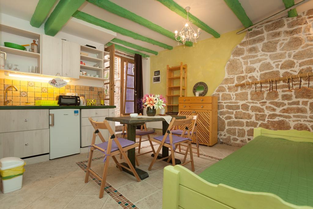 Studio With Garden In Ровин Екстериор снимка