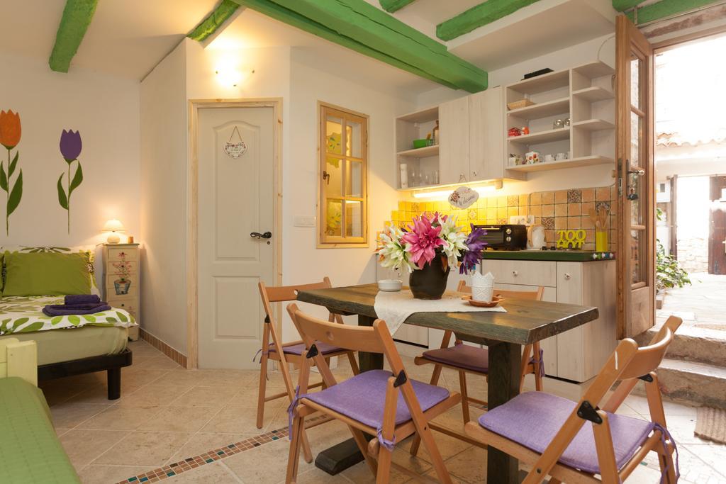 Studio With Garden In Ровин Екстериор снимка