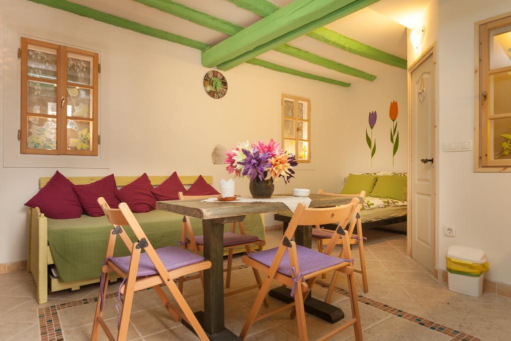Studio With Garden In Ровин Екстериор снимка